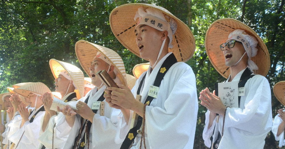 経唱え白装束、汗にじむ 根来寺・入門僧の修行「繞堂行」 岩出