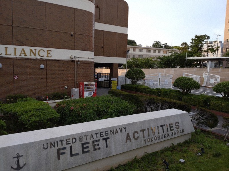 米海軍横須賀基地の正門=神奈川県横須賀市で5月27日、橋本利昭撮影