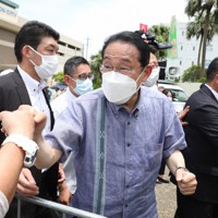 参院選沖縄選挙区の応援に駆けつけた岸田文雄首相（中央）＝沖縄県宜野湾市で2022年7月1日午後1時2分、喜屋武真之介撮影（画像の一部を加工しています）