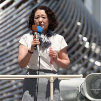 立憲民主、国民民主両党の候補者の応援演説でマイクを握る芳野友子連合会長＝名古屋市中村区で2022年6月28日、兵藤公治撮影