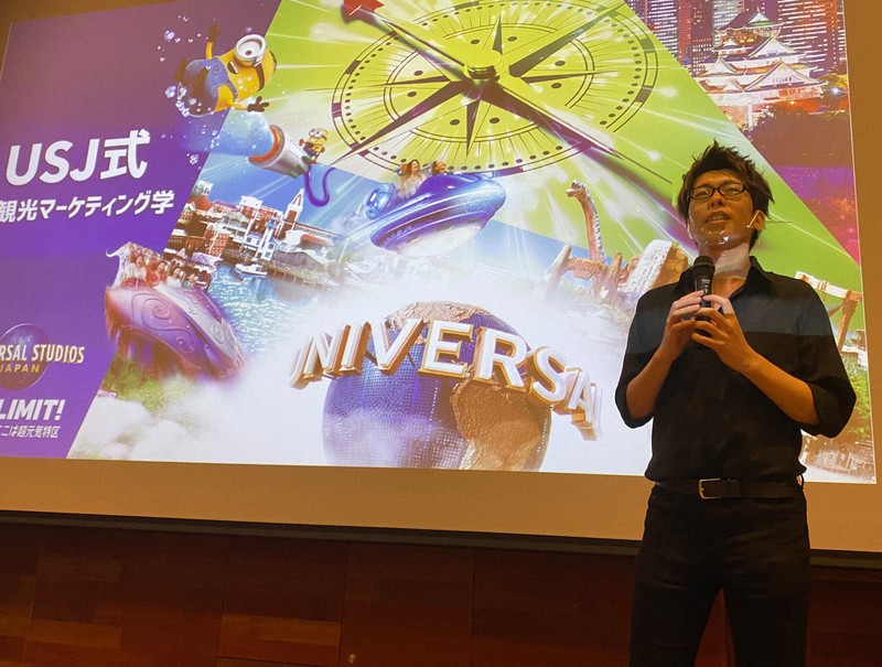 USJのマーケティングについて学生に説明する白井敬義さん=大阪市住吉区の大阪公立大学で2022年6月21日午後2時57分、小坂剛志撮影