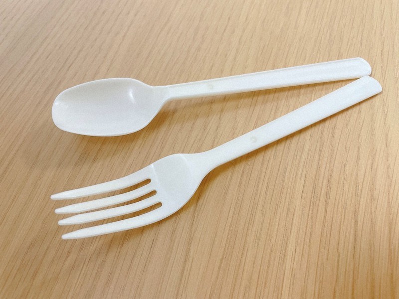 土に再生する取り組みに使用する食器=カネカ提供