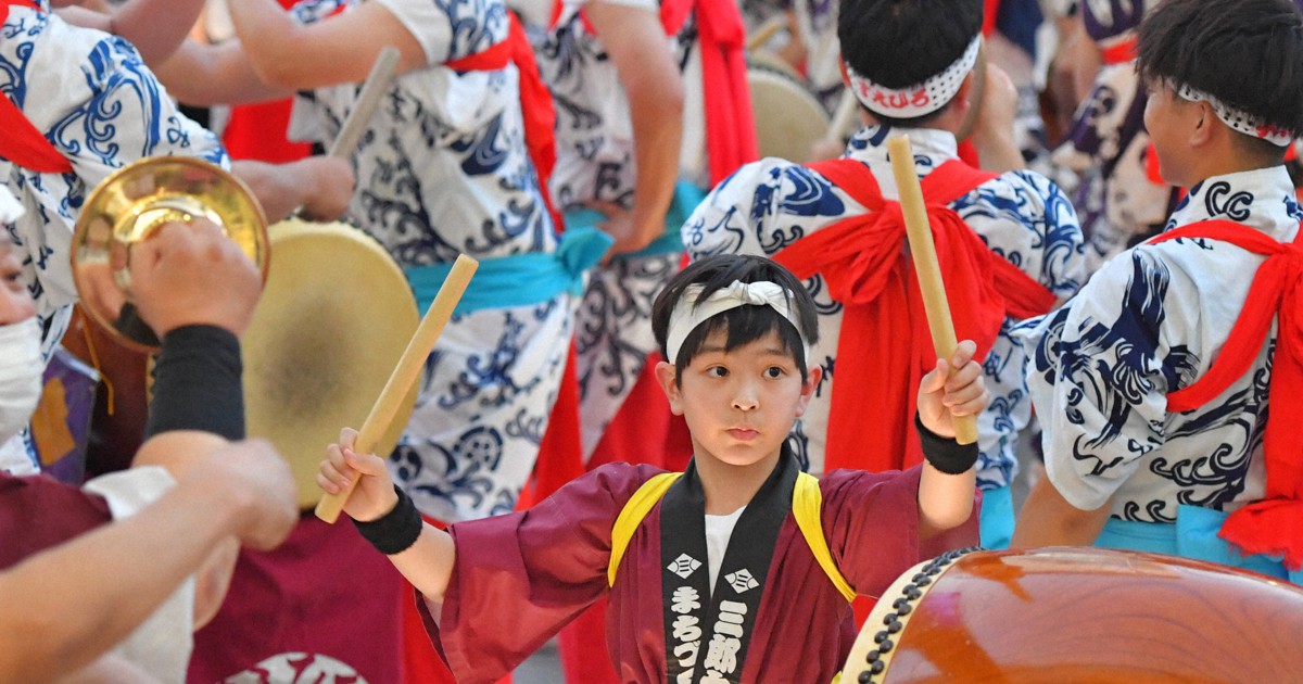 駅前に響き渡った3年ぶりの音色 「小倉祇園太鼓」打ち初め式 | 毎日新聞