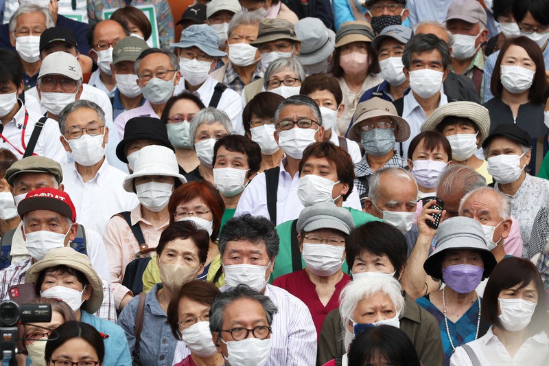 参院選が公示され、候補者らの演説を聞く有権者ら=東京都新宿区で2022年6月22日、小出洋平撮影