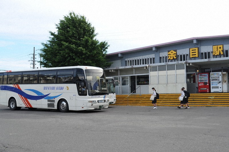 JR余目駅前から代行バスで通学する高校生＝山形県庄内町で2022年6月14日午前6時55分、長南里香撮影