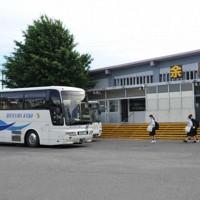 JR余目駅前から代行バスで通学する高校生＝山形県庄内町で2022年6月14日午前6時55分、長南里香撮影
