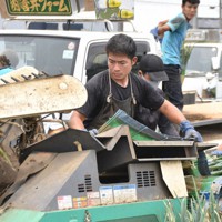 ネギを収穫する外国人技能実習生ら＝茨城県結城市内で2022年6月21日、木許はるみ撮影