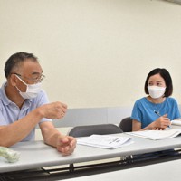 ベトナム出身のグエンティ・ブーンさん（右）に日本語を教えたり、生活の相談に乗ったりする西村寛さん＝千葉県松戸市で2022年6月28日、真田祐里撮影