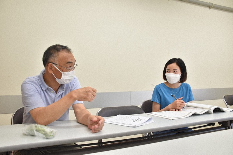 ベトナム出身のグエンティ・ブーンさん(右)に日本語を教えたり、生活の相談に乗ったりする西村寛さん=千葉県松戸市で2022年6月28日、真田祐里撮影