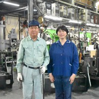 渡辺工業の役員の諸田ちとせさん（右）と代表の渡辺文夫さん＝横浜市旭区で2022年6月23日、宮島麻実撮影