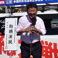 街頭演説する自民党の茂木幹事長＝新潟県長岡市で、内田帆ノ佳撮影