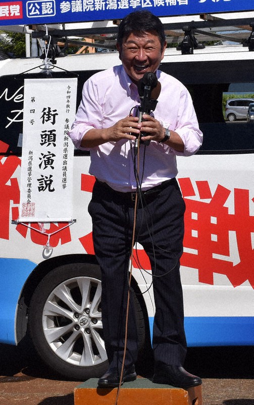 街頭演説する自民党の茂木幹事長＝新潟県長岡市で、内田帆ノ佳撮影