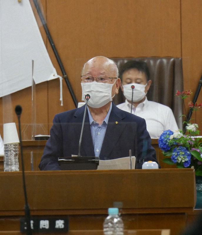 6月定例会の一般質問で壇上から質問する山田治雄・静岡県熱海市議=熱海市議場で2022年6月23日、長沢英次撮影