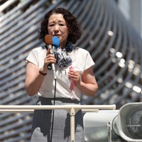立憲民主、国民民主両党の候補者の応援演説でマイクを握る芳野友子連合会長＝名古屋市中村区で6月28日、兵藤公治撮影