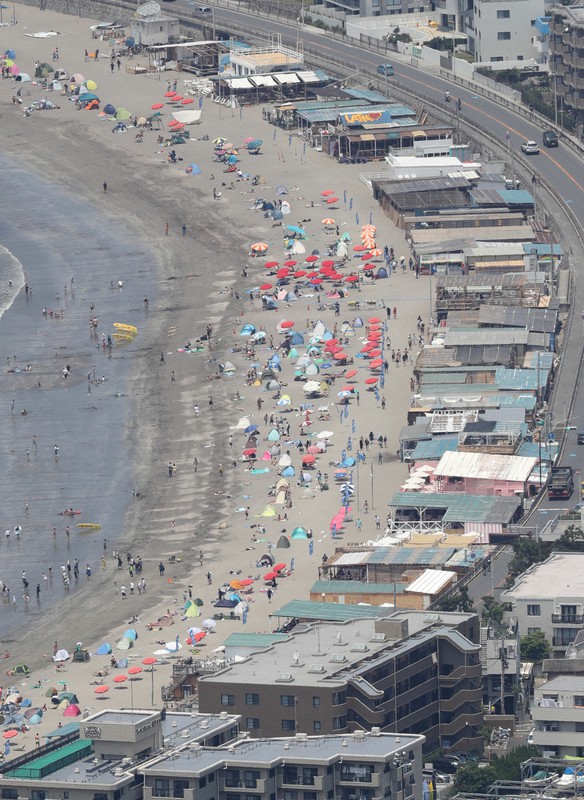 多くの人でにぎわう逗子海水浴場=神奈川県逗子市で2022年7月2日午前11時36分、本社ヘリから宮武祐希撮影