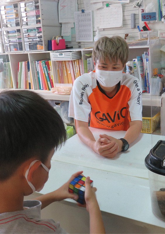 児童館を訪れた男の子と触れ合う榊原衣麻さん=名古屋市内で2022年6月27日午後3時31分撮影