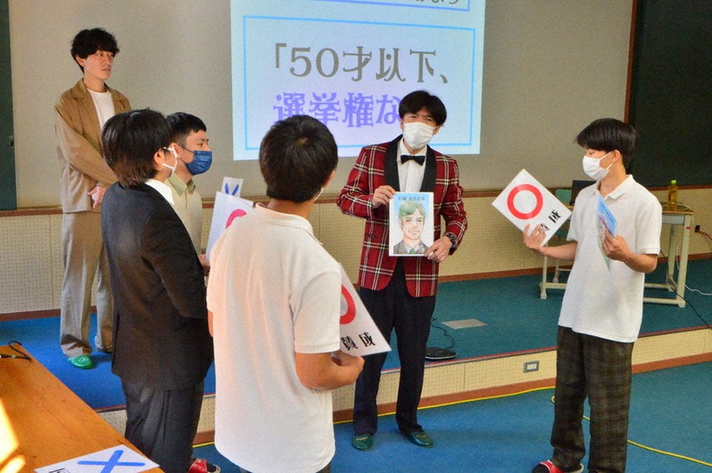 ねづっちさん(右から2人目)らと選挙権について考える高崎経大付高の生徒=群馬県高崎市で、2022年6月30日、庄司哲也撮影