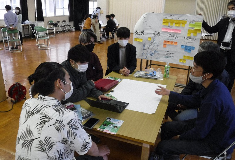 村の活性化策について意見を交換する学生たち=川上村で2022年6月14日午前10時半、高田房二郎撮影