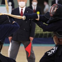 決勝、中大・諸岡（左）を攻める法大・水川＝和田大典撮影