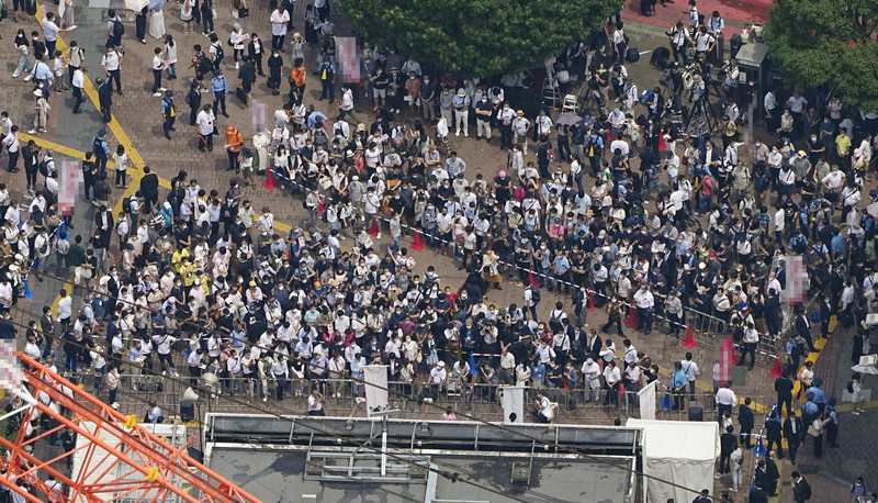 JR渋谷駅前で、参院選の街頭演説に集まった有権者ら=東京都渋谷区で2022年7月3日午前10時29分、本社ヘリから(画像の一部を加工しています)