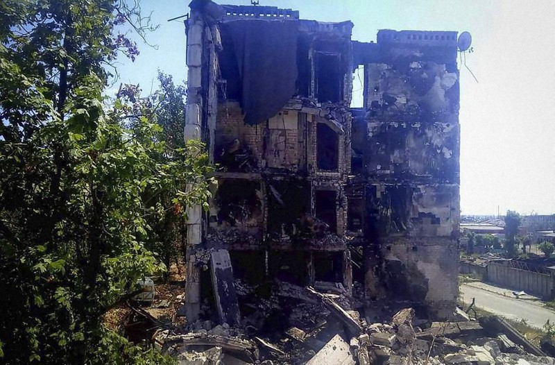 ロシア軍による侵攻が続くウクライナ東部・リシチャンスクにある破壊された住宅=2022年7月3日、ルガンスク地方軍行政府提供・AP