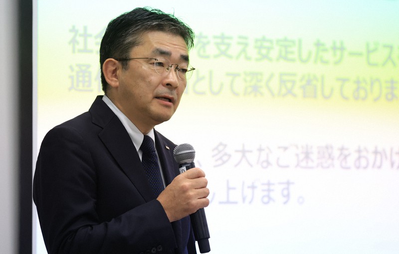 通信障害に関して記者会見するKDDIの高橋誠社長=東京都千代田区で2022年7月3日午前11時1分、後藤由耶撮影
