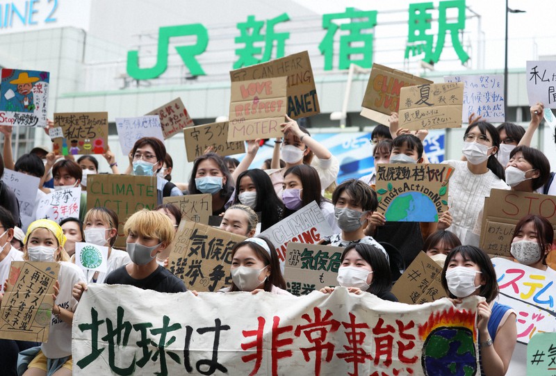 気候変動対策強化を求め集会をする「Fridays For Future Tokyo」のメンバーたち=東京・JR新宿駅前で2022年7月3日午後5時14分、小出洋平撮影
