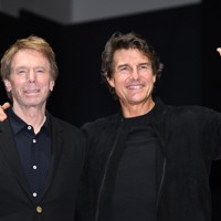 トップガン トム・クルーズ & ジェリー・ブラッカイマー 直筆サイン入り写真　S 7月3日で還暦 「トップガン」にかけたトム・クルーズの熱 [写真特集1/7