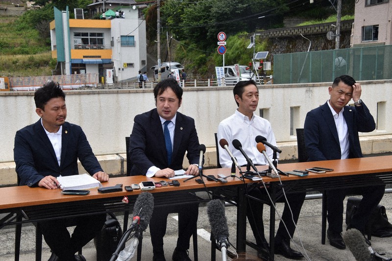 静岡県と熱海市に損害賠償を求めて提訴する方針を表明した「被害者の会」の瀬下雄史会長(右から2人目)ら=同市伊豆山地区で2022年7月3日午前11時0分、深野麟之介撮影