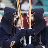 男子決勝で対戦する（左から）筑波大・大平、国士舘大・岩部＝東京・日本武道館で2022年7月3日、三浦研吾撮影