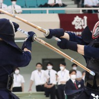 男子決勝で、筑波大・大平を攻める国士舘大・岩部（右）＝東京・日本武道館で2022年7月3日、三浦研吾撮影