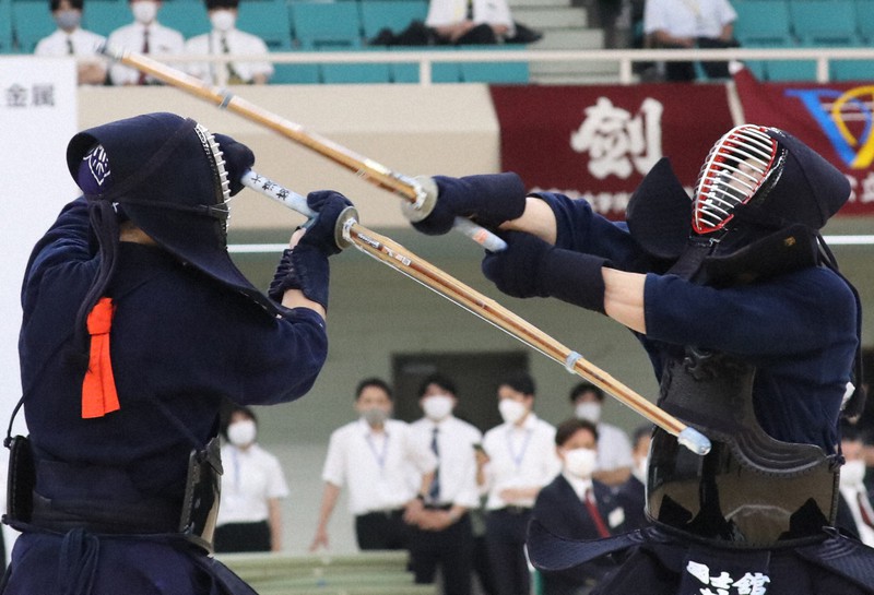 男子決勝で、筑波大・大平を攻める国士舘大・岩部（右）＝東京・日本武道館で2022年7月3日、三浦研吾撮影