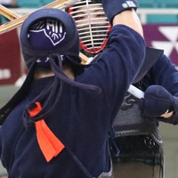 男子決勝で、筑波大・大平を攻める国士舘大・岩部（右）＝東京・日本武道館で2022年7月3日、三浦研吾撮影