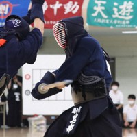 男子決勝で、筑波大・大平を攻める国士舘大・岩部（右）＝東京・日本武道館で2022年7月3日、三浦研吾撮影