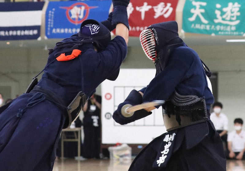 男子決勝で、筑波大・大平を攻める国士舘大・岩部（右）＝東京・日本武道館で2022年7月3日、三浦研吾撮影
