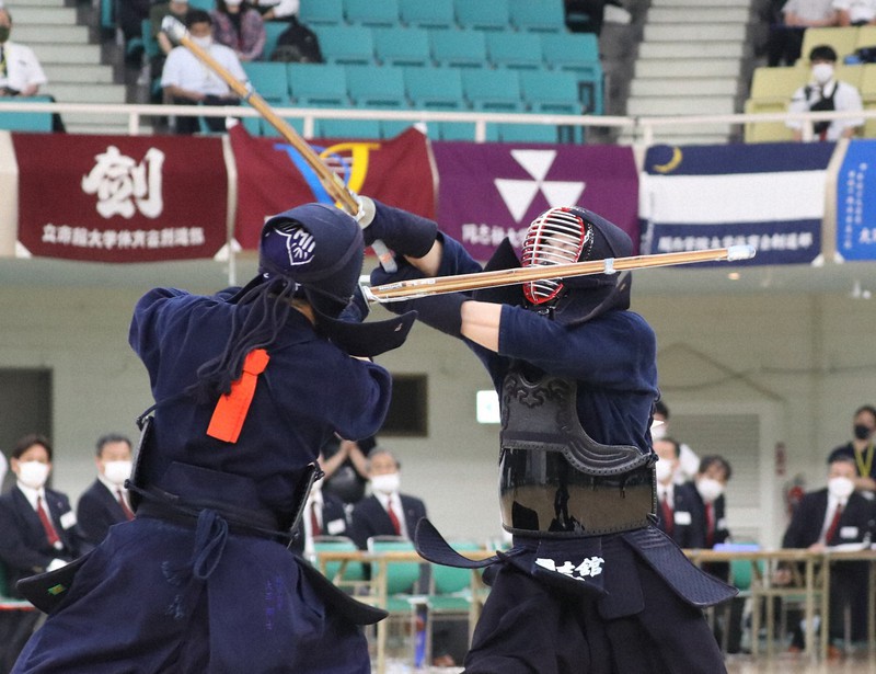 男子決勝で、筑波大・大平を攻める国士舘・岩部（右）＝東京・日本武道館で2022年7月3日、三浦研吾撮影