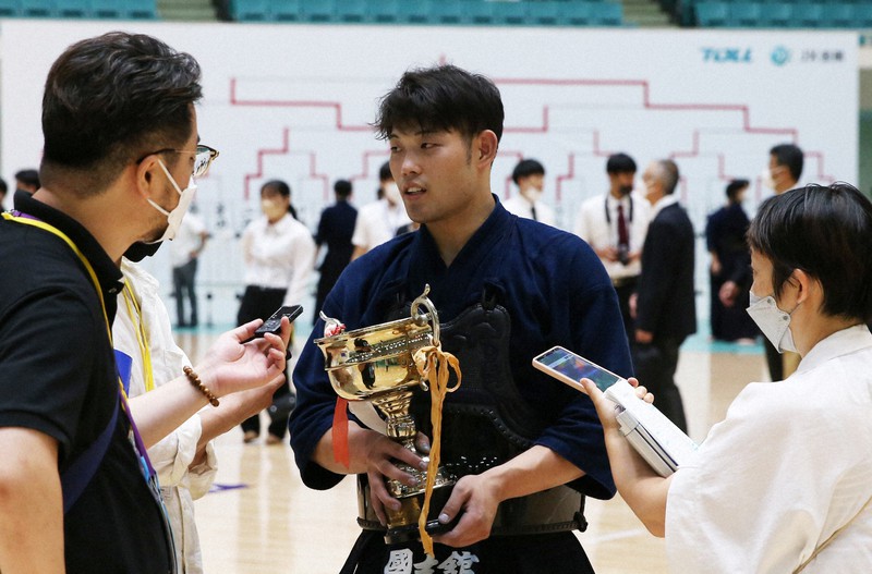 優勝し、報道陣の取材を受ける国士舘大・岩部＝東京・日本武道館で2022年7月3日、三浦研吾撮影