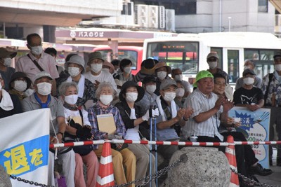 候補者の演説を聞く有権者ら＝宇都宮市駅前通り1で2022年7月1日、鴨田玲奈撮影
