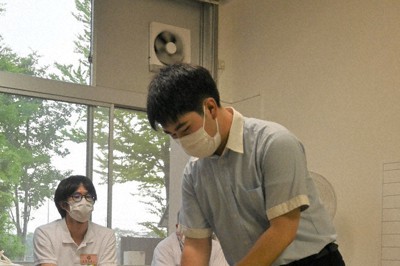 県立今市工業高に開設された期日前投票所で投票する高校生＝栃木県日光市荊沢で2022年6月27日、御園生枝里撮影