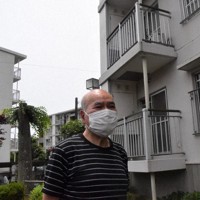 立野アパートの現状を話すアパートの自治会長の八代喜久雄さん＝神奈川県横須賀市で2022年6月21日、池田直撮影