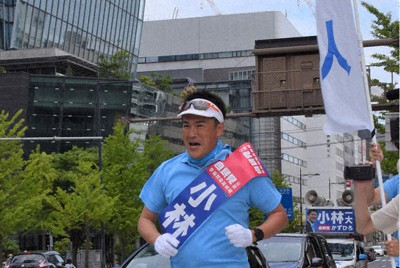 ランニングで有権者にアピールする小林氏＝新潟市中央区で2022年6月26日、内田帆ノ佳撮影