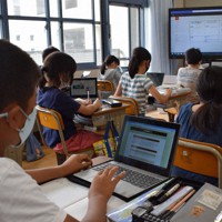 社会科の課題で、1人1台配布された端末を使って調べものをする子どもたち＝兵庫県西宮市西宮浜4で、稲田佳代撮影