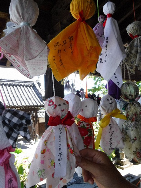 曇りゆく平和に「晴れ」を 奈良・生蓮寺に全国から「てるてる坊主