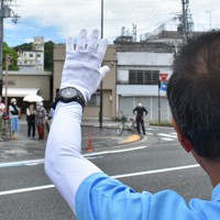 市民に手を振り、支持を訴える候補者＝和歌山県田辺市で、竹内之浩撮影