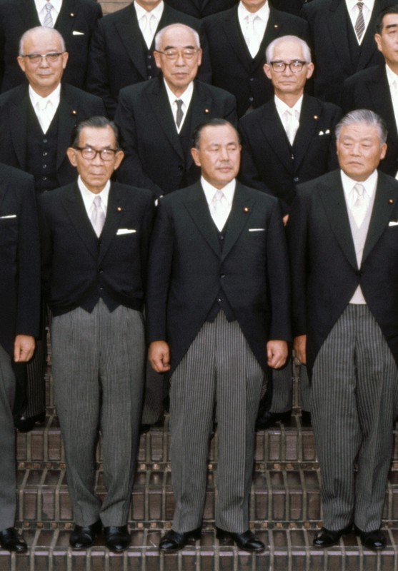 1972年7月7日に発足した第1次田中角栄内閣。田中首相(前列中央)を挟み、右は大平正芳外相、左は三木武夫国務相。後列右が首相と同じ新潟県出身の稲葉修文相
