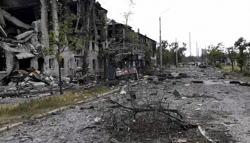 ウクライナ東部・リシチャンスクにある破壊された住宅=2022年7月3日、ルガンスク地方軍行政府提供・AP
