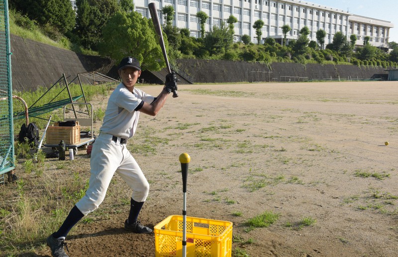 がらんとしたグラウンドで1人、ティーバッティングに励む西坂俊槻さん=大阪府阪南市の府立泉鳥取高で2022年6月22日午後5時34分、横見知佳撮影
