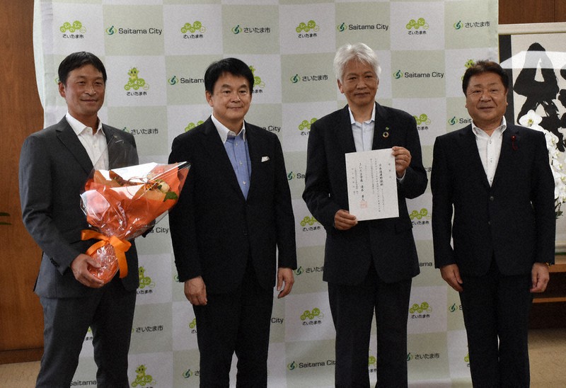 清水勇人市長(左から2人目)らに大会出場を報告した日本通運の澤村幸明監督(同1人目)と高原博部長(同3人目)=さいたま市役所で2022年7月4日、成澤隼人撮影