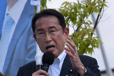 街頭演説する岸田首相＝新潟市中央区で2022年7月4日、内田帆ノ佳撮影