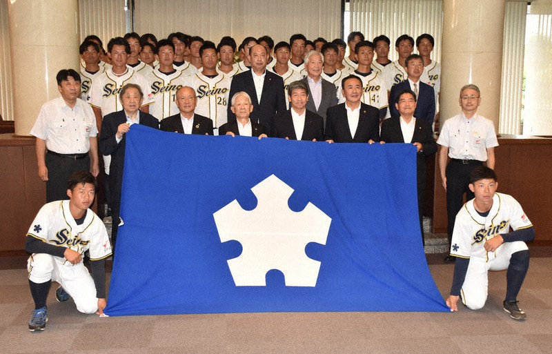 都市対抗野球大会に向け、大垣市旗を掲げて気勢を上げる西濃運輸の野球部員や役員、同市幹部ら=岐阜県大垣市田口町の同社で